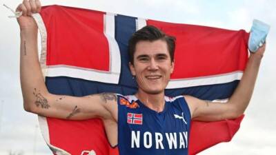 Jakob Ingebrigtsen - Jakob Ingebrigtsen: Norwegian runner sets new 1500m indoor world record - bbc.com - France - Norway - Ethiopia - Morocco