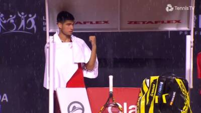 Prepárense para aplaudir porque no sólo es un tenista brutal: el gesto de Alcaraz bajo el diluvio que enorgullece