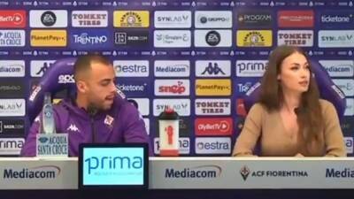 El gesto de un jugador de la Fiorentina a la jefa de prensa que causa revuelo en Twitter