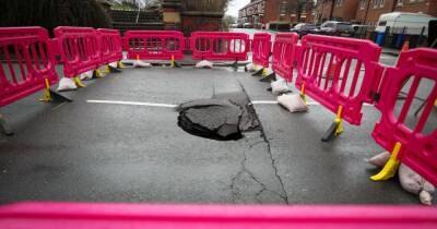Sinkhole opens up on street with road shut off both ways - manchestereveningnews.co.uk