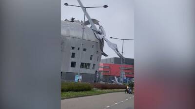 Aterradoras imágenes desde Holanda: se desprende parte del techo de un estadio por el viento