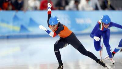 Speed skating-Dutchwoman Schouten wins gold in women's mass start