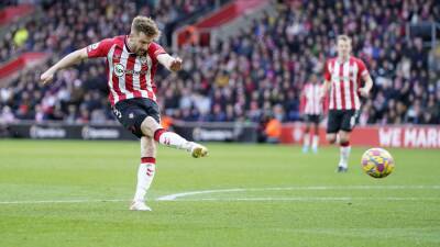 Southampton pile pressure on Everton with 2-0 win