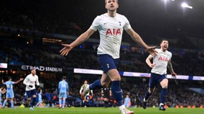 Harry Kane scores twice to stun Manchester City and add new twist to title race