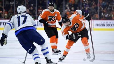Claude Giroux - Connor Hellebuyck - Philadelphia Flyers - Kyle Connor - Van Riemsdyk scores late goal to lead Flyers past Jets - tsn.ca - county Wells