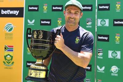 Mark Boucher - Enoch Nkwe - 'We support the coach,' says Proteas captain Elgar despite Boucher's disciplinary storm - news24.com - South Africa - New Zealand - Bangladesh -  Johannesburg
