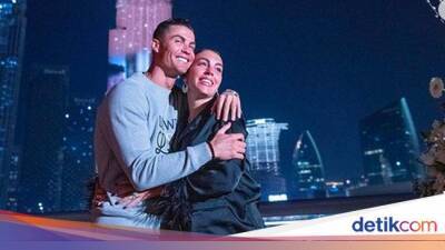 Cristiano Ronaldo - Georgina Rodriguez - Georgina ke Kantor Naik Bus, Pulang Dijemput Mobil Sultan Ronaldo - sport.detik.com