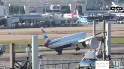 Al De-Simeone - El peligroso momento en el que un avión se tambalea en su tercer intento de aterrizaje - en.as.com - Madrid