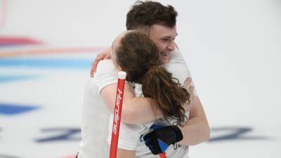 Bruce Mouat - Jennifer Dodds - Winter Olympics 2022 - Team GB surge past error-prone Sweden in mixed doubles curling opener in Beijing - eurosport.com - Britain - Sweden - Beijing
