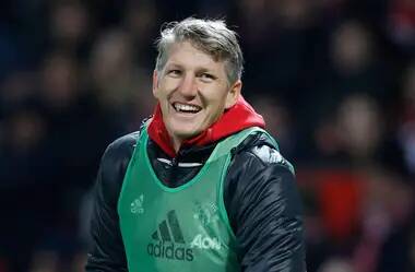 Red Devils - Louis Van-Gaal - Jose Mourinho Brutally Banned A Manchester United Player From The Dressing Room And Training On His Birthday - sportbible.com - Manchester - Germany - Madrid -  Chicago