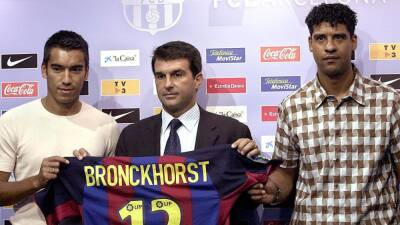 Giovanni Van-Bronckhorst - Can Barça - Frank Rijkaard - "Cuando volvíamos de entrenar, Ronaldinho seguía tumbado en la camilla de masaje" - en.as.com
