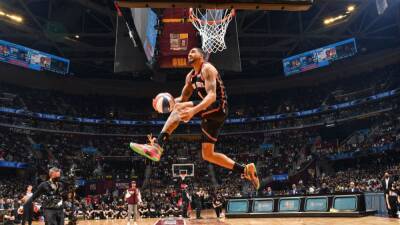 New York Knicks' Obi Toppin wins dunk contest with one-handed slam