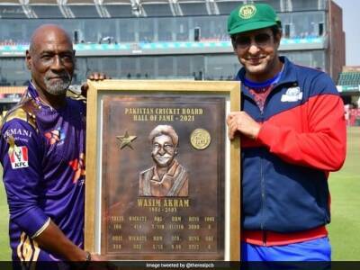 West Indies - Vivian Richards - Wasim Akram - Javed Miandad - Wasim Akram Inducted Into PCB Hall Of Fame, Vivian Richards Presents Him Commemorative Cap And Plaque - sports.ndtv.com - Pakistan - county Kings