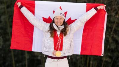 Speedskater Weidemann leads Canada at closing ceremony