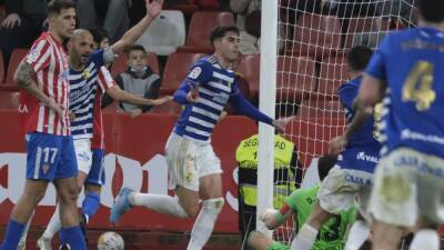 SPORTING 2 - PONFERRADINA 3 Un gran gol de Naranjo hace inútil la remontada del Sporting