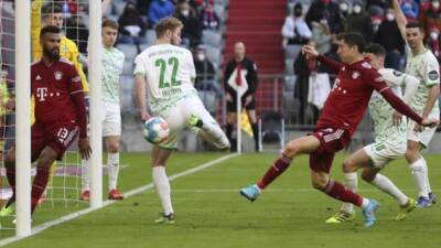 Bayern avoid massive flop, rivals run wild