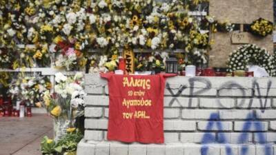 Greece to close fans' clubs after murder