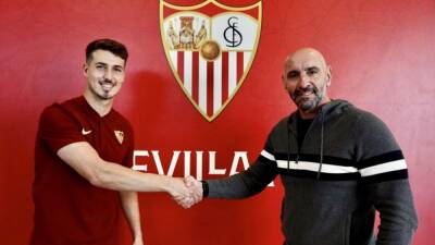 El Sevilla amplía el contrato del canterano Pedro Ortiz