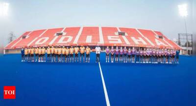 Odisha CM Naveen Patnaik meets with Indian men's and women's hockey teams - timesofindia.indiatimes.com - Spain - India