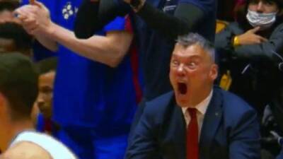 El Gif de Jasikevicius entrando en trance que dejó a todo el mundo en casa ojiplático