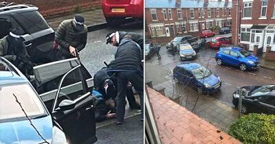 Moment armed cops swoop on man who didn't know he had grenades in his rucksack - manchestereveningnews.co.uk - county Hill - county Davie