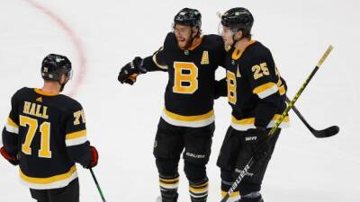 Pastrnak scores twice, Bruins power past Avalanche