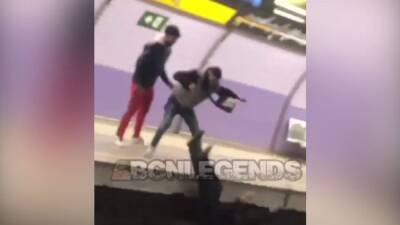La salvaje pelea en el metro de Barcelona en la que arrojan a una persona a la vía