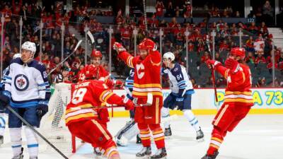 NHL Rink Wrap: Flames push streak to 10; Muzzin injured in Leafs loss