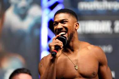 Watch Anthony Joshua Make A Female Powerlifter 'Crumble' With One Comment In Gym - sportbible.com - Britain