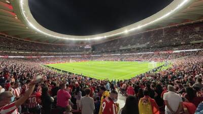 El Atlético - Wanda Metropolitano - ATLÉTICO DE MADRID Mosaico de 55.000 cartulinas y 3.000 ingleses en las gradas - en.as.com - Manchester - Madrid