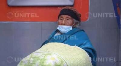 "Mi hijo vendrá a recogerme": abuelita duerme al lado de un cajero automático, esperando a su hijo - Mejor con Salud - en.as.com - county La Paz - Bolivia