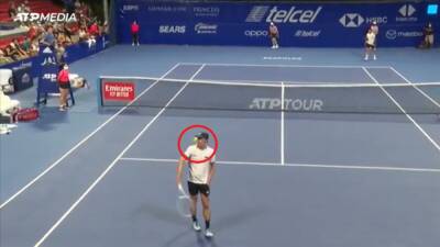 Surrealista se queda corto: abandona el torneo tras darse a sí mismo un bolazo en el ojo - en.as.com - Madrid