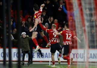 EFL Review: Huddersfield & Sheffield United leave it late, Wigan with a statement win, Mark Hughes in at Bradford (watch)