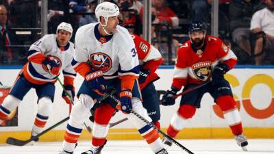 New York Islanders' Zdeno Chara breaks Chris Chelios' games-played record by defenseman