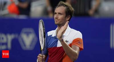 Russian world No.1 Daniil Medvedev calls for peace after 'roller-coaster day'