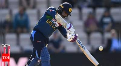 Jeffrey Vandersay - Wanindu Hasaranga - Angelo Mathews - Dimuth Karunaratne - Sri Lanka Test squad checks in, Niroshan Dickwella drafted in for two T20Is; Maheesh Theekshana returns home - timesofindia.indiatimes.com - Australia - India - Sri Lanka