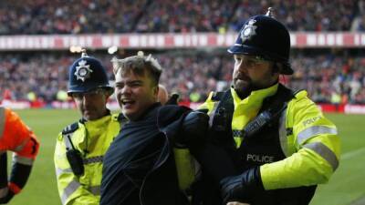 Leicester fan gets four months in jail for assault on Forest players