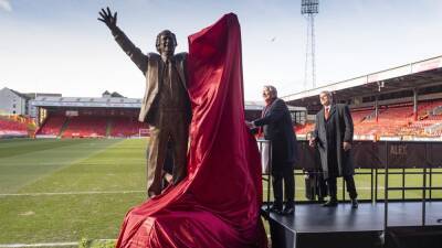 Alex Ferguson - Andy Edwards - Aberdeen unveil Alex Ferguson statue at Pittodrie - rte.ie - Scotland -  Ferguson