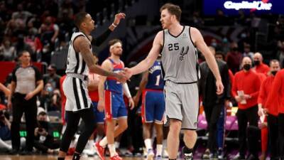 Murray's triple-double leads Spurs over Wizards in double overtime