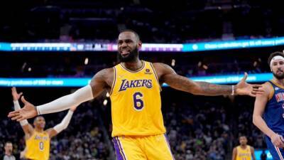 NBA-LeBron plans to stay with struggling Lakers