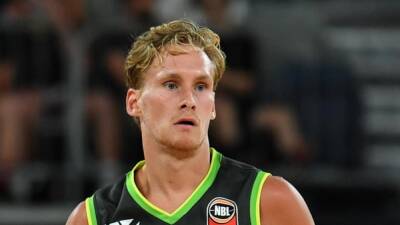 Phoenix survive late Wildcats challenge