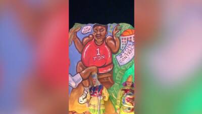 La carroza que se ríe de Zion Williamson en el carnaval de Nueva Orleans: '1 Ton'