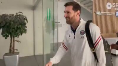 La llegada de Leo Messi de madrugada a Barcelona con el chándal del PSG