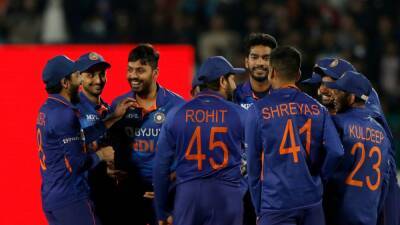 Ravi Bishnoi - Jeffrey Vandersay - Harshal Patel - Kuldeep Yadav - India vs Sri Lanka 3rd T20I Live Score: Indian Bowlers Dominate Proceedings, Sri Lanka 5 Down - sports.ndtv.com - India - Sri Lanka