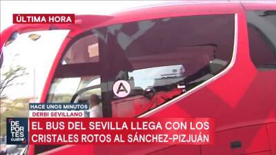 Los aficionados del Sevilla destrozan el autobús de su equipo