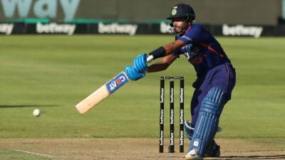Cricket - Red-hot Iyer secures India's T20 series sweep v Sri Lanka