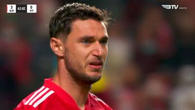 El ucraniano Yaremchuk rompe a llorar a los 20" por lo que pasó en el estadio del Benfica