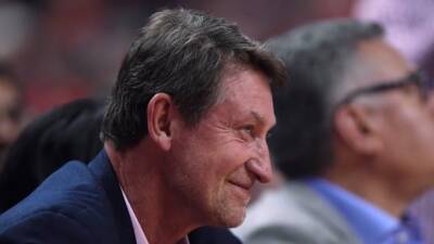 Wayne Gretzky calls for Russia to be banned from rescheduled world juniors