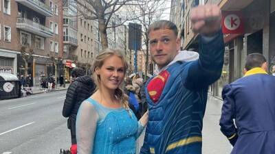 ALAVÉS | A falta de fútbol, Guidetti disfruta del Carnaval vestido Superman