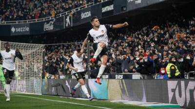 Copa: Valencia 2-Cádiz 1 | Cada vez que toca en Hugo Duro, Mestalla sueña con la Copa